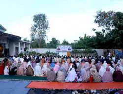 Kapolres dan anggota polres ngawi laksanakan salat ied di lapangan 2