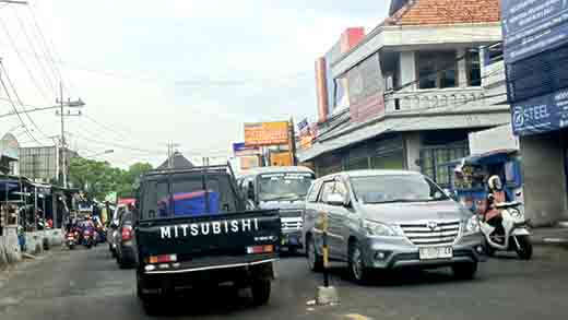 Kemacetan parah terjadi di jalan raya poros babat jombang saat arus balik mudik h+6