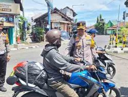 Pantau Arus Lalu Lintas Pasca Lebaran Hari Keempat, Kapolres Kediri Kota Turun Langsung Sapa Pemudik