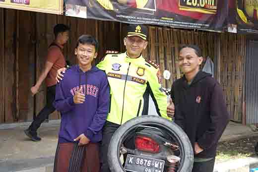 Polres ponorogo respon cepat bantu pemudik yang mengalami kendala di jalan