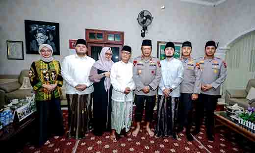 Pupuk sinergitas dengan ulama kapolda jatim kunjungi ketua umum mui di kota kediri
