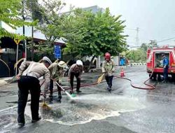 Sigap, Polisi bersama Damkar Bersihkan Tumpahan Solar di Jalan Raya Lamongan Antisipasi Kecelakaan