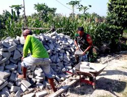 Bangkitkan Semangat, Babinsa Koramil 01/Ngawi Bantu Warga Pasang Paving