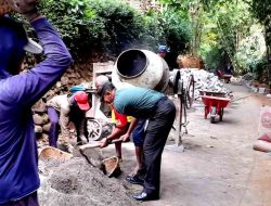 Bersama Warga, Babinsa Gotong Royong Perbaiki Jalan Rusak