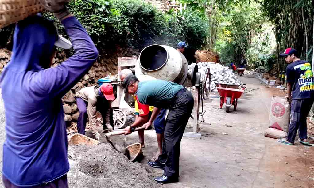 Bersama warga, babinsa gotong royong perbaiki jalan rusak