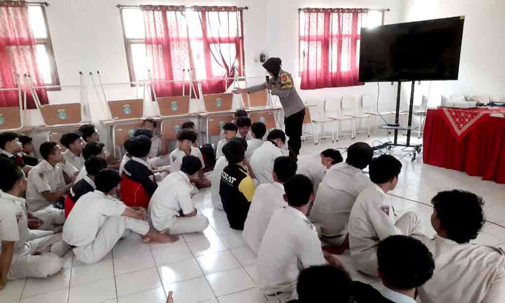 Bu bhabin di ngawi sosialisasi sukses menggapai masa depan di smk pgri 2 geneng 2