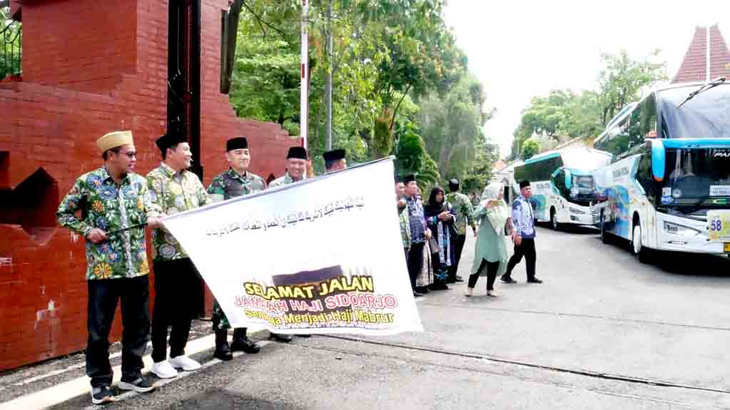 Bupati sidoarjo lepas pemberangkatan 752 calon jamaah haji sidoarjo menuju tanah suci