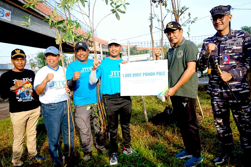 Bupati sidoarjo pimpin kerja bakti dan tanam pohon pule