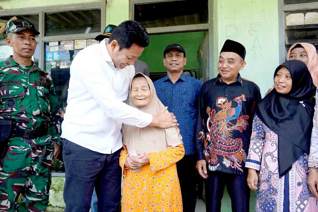Bupati sidoarjo subandi kembali bantu warga renovasi rumah