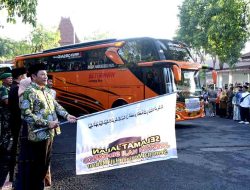 Bupati Subandi Lepas Keberangkatan Jamaah Haji Kloter 11 Sidoarjo