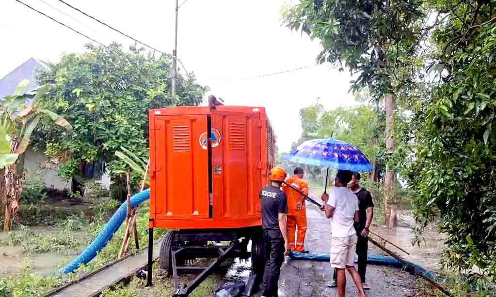 Gerak cepat bpbd tuban atasi banjir yang merendam lahan warga 2