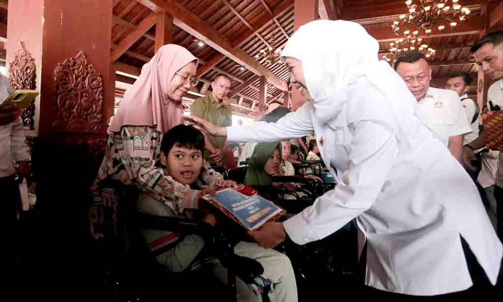 Gubernur khofifah salurkan bantuan dan dorong pemberdayaan masyarakat ponorogo