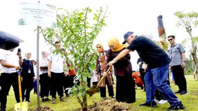 Gubernur Khofifah Tanam Pohon Maja di IKN, Simbol Kejayaan Nusantara