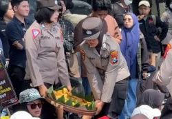 Polisi Berbagi Gorengan Hingga Bersihkan Sampah Usai Aksi Mayday di Kota Malang, Netizen: Ini Baru Humanis