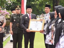 Hari Pendidikan Nasional, Bupati Subandi Serahkan Penghargaan Kepada Guru dan Siswa