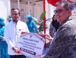 Peduli Masyarakat dan Pelaku UMKM Takalar, Gubernur Sulsel Didampingi Bupati Takalar Serahkan Bantuan