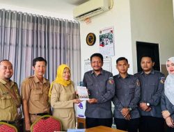 Bawaslu Ngawi Serahkan Buku Dokumentasi Pemilu 2024 ke Perpusda dan Bakesbangpol