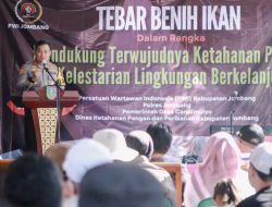 Kolaborasi Polisi bersama PWI Jaga Kelestarian Lingkungan dan Ketahanan Pangan Tebar Benih Ikan di Sungai Jombang