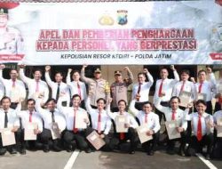 Kapolres Kediri Beri Penghargaan kepada 22 Personel Berprestasi