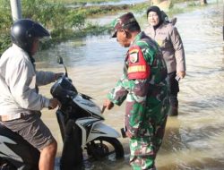 Tanggap Bencana, Polisi dan TNI Bantu Evakuasi Warga Terdampak Banjir di Sumenep
