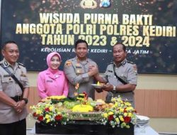 Polres Kediri Gelar Tradisi Pedang Pora untuk Pelepasan 27 Polisi Purna Tugas
