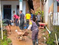 Sinergitas Polisi Bersama TNI dan BPBD Tangani Banjir dan Bersihkan Material Longsor di Kediri
