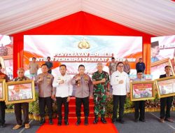 Hadiri Ground Breaking Asrama Polresta Samarinda, Kapolri Bagikan Sumur Bor-Sembako ke Warga