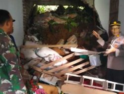 Kompak Polisi bersama TNI dan BPBD Tangani Bencana Longsor di Ponorogo