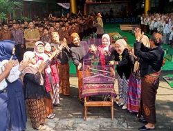 Bedhol Tumpeng Senopati, Siswa SMP Negeri 4 Ngawi Lepas Puluhan Burung Pipit