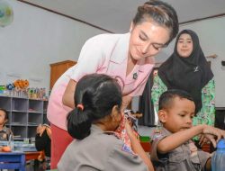 Wujudkan Asta Cita, Polres Ngawi Berbagi Makanan Bergizi dan Susu di Taman Kanak – kanak