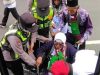 Sigap dan Tulus, Polwan Polres Bojonegoro Dampingi Calon Haji Lansia Menuju Bus