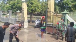 Gotong Royong Polisi dan TNI bersama Warga Bersihkan Sisa Meterial Banjir di Tuban