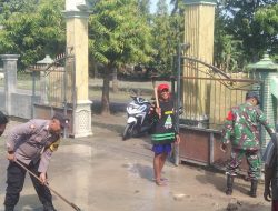 Gotong Royong Polisi dan TNI bersama Warga Bersihkan Sisa Meterial Banjir di Tuban