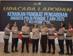 Kompak, Pasangan Suami Istri di Polres Kediri Kota Naik Pangkat Pengabdian