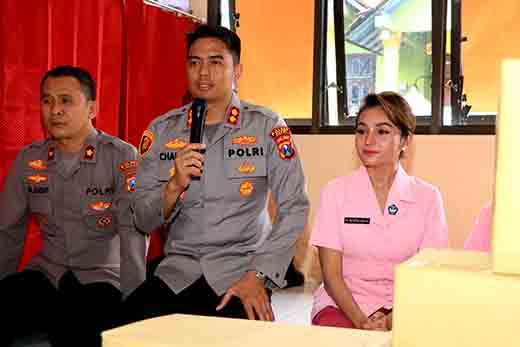 Kapolres dan ketua ykb ngawi beri santunan ke panti tunanetra rumah cahaya