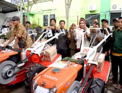 Dukung Ketahanan Pangan, Pemerintah Berikan Bantuan Handtraktor dan Alsintan kepada Petani Sidoarjo