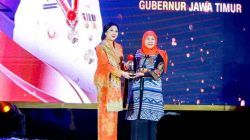 Khofifah Raih Penghargaan Bergengsi di CNN Indonesia Leading Women Awards 2025