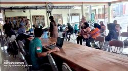 Pkm kecamatan tulangan berikan imunisasi kepada balita desa kebaron