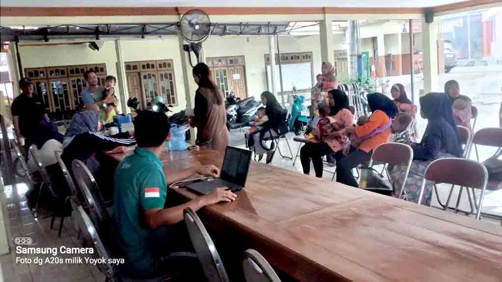 Pkm kecamatan tulangan berikan imunisasi kepada balita desa kebaron