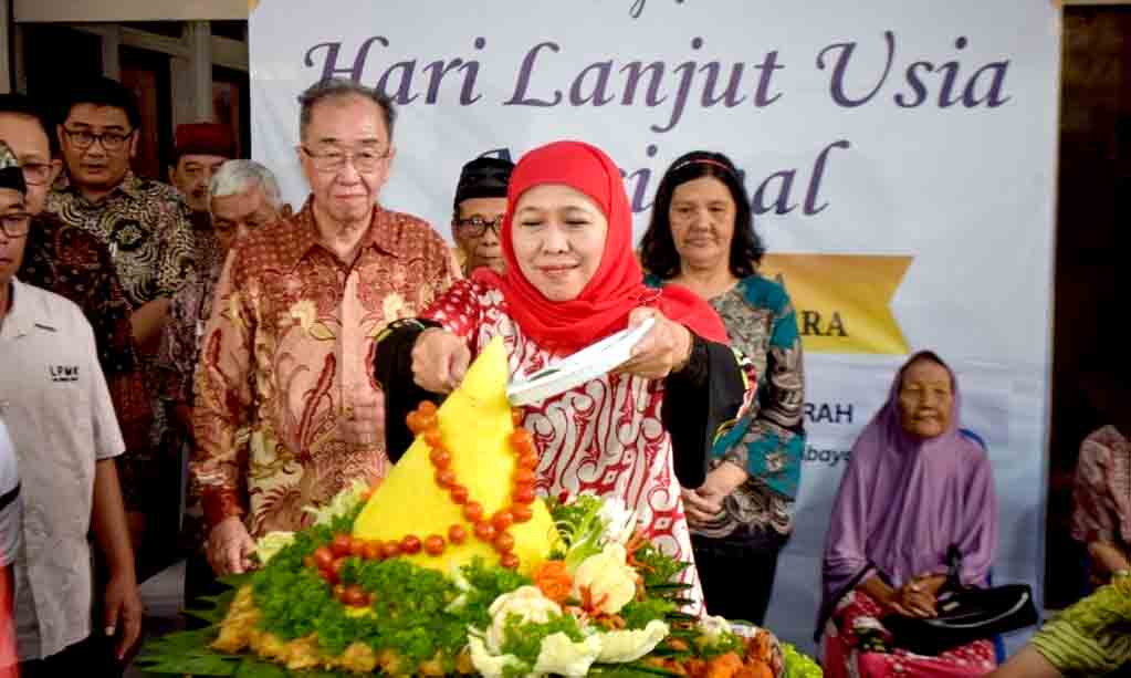 Peringati hlun 2025, gubernur jatim kunjungi panti werdha usia anugerah di surabaya