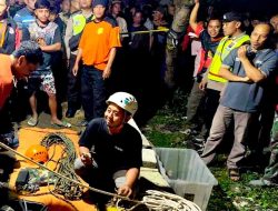 Polisi Sigap Polres Ngawi Evakuasi Korban Sumur Galian di Paron