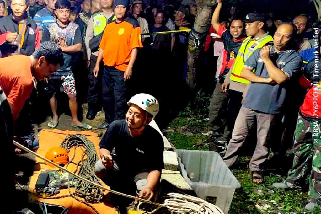 Polisi sigap polres ngawi evakuasi korban sumur galian di paron