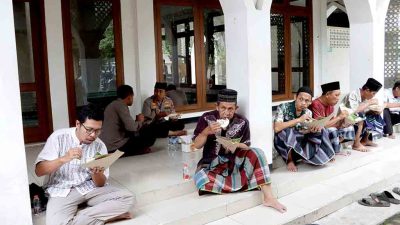 Polres kediri kota gelar “jumat berkah” makan siang bersama usai salat jumat