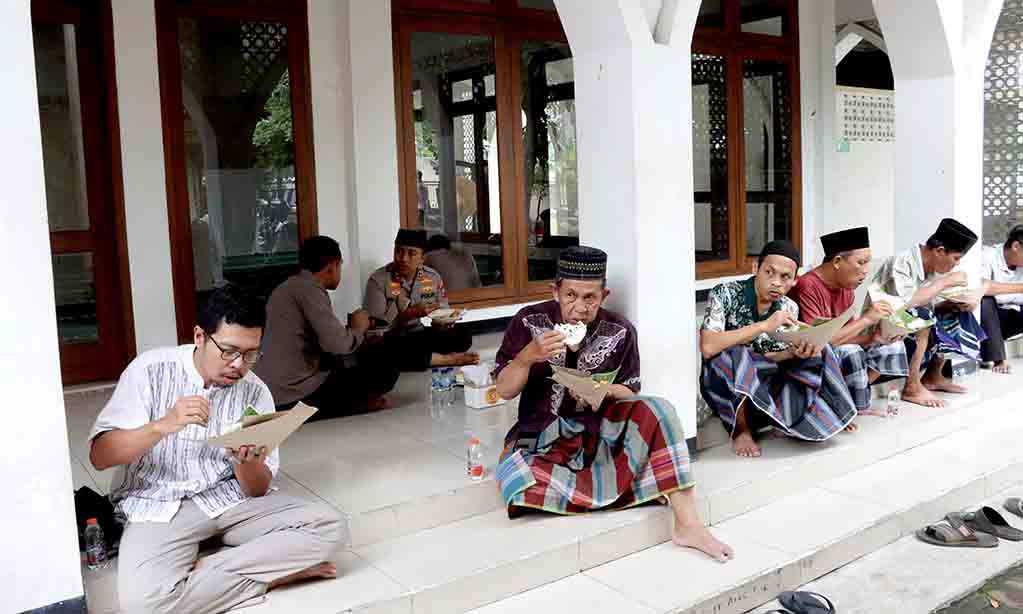 Polres kediri kota gelar “jumat berkah” makan siang bersama usai salat jumat