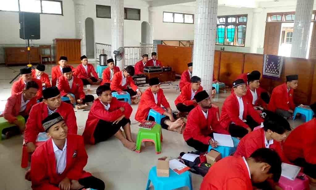 Polres ngawi gelar coaching clinic road safety di ponpes baitul hikmah almanshurin