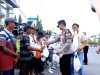Polres Ngawi Peduli, Polisi Sigap Bagikan Bansos di Jalanan