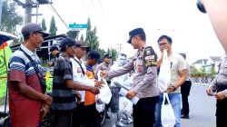 Polres ngawi peduli, polisi sigap bagikan bansos di jalanan 2