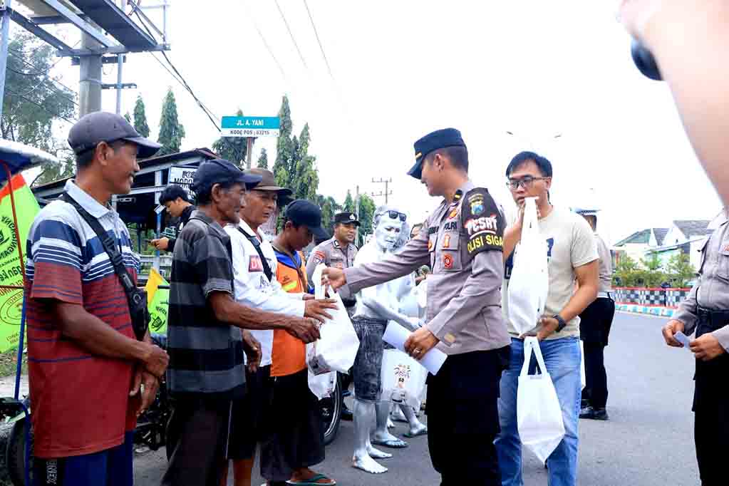 Polres ngawi peduli, polisi sigap bagikan bansos di jalanan 2