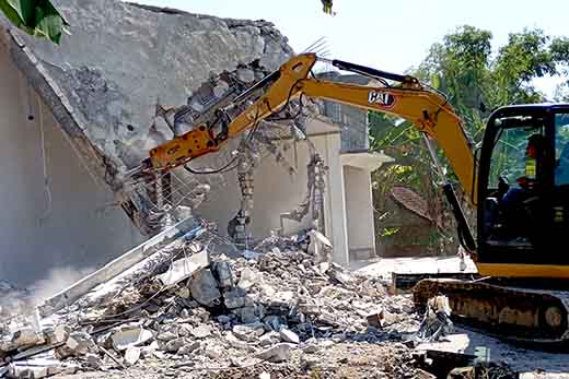 Polsek laren kawal eksekusi lahan dan bangunan perkara sengketa di desa centini proses berjalan kondusif