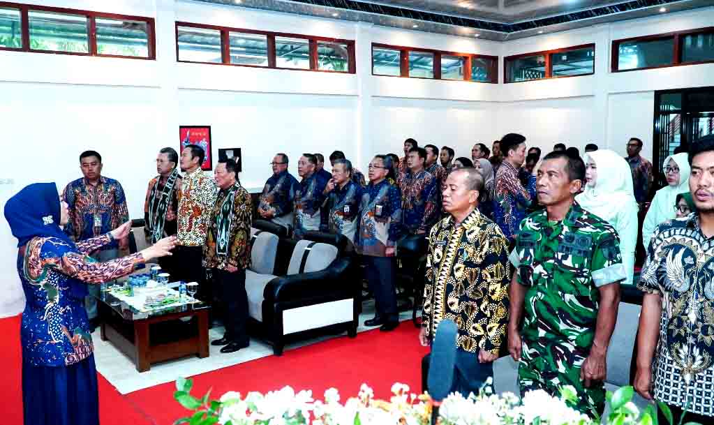 Ruang sidang utama di pn lamongan diabadikan dengan nama charis mardiyanto, sumber keteladanan di dunia peradilan